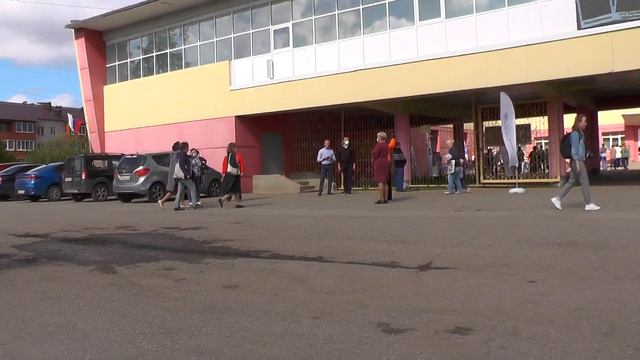 Пикет у ДК.Сначала сотрудник К.мешал , хотел выгнать меня.Сейчас объяснения берут.