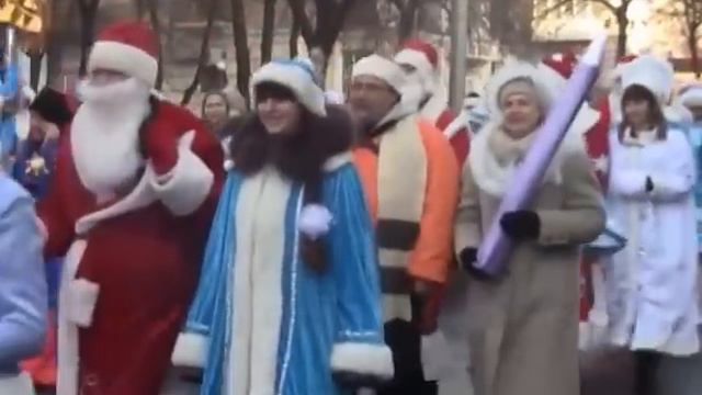 Парад Дедов Морозов Горловка смотреть онлайн