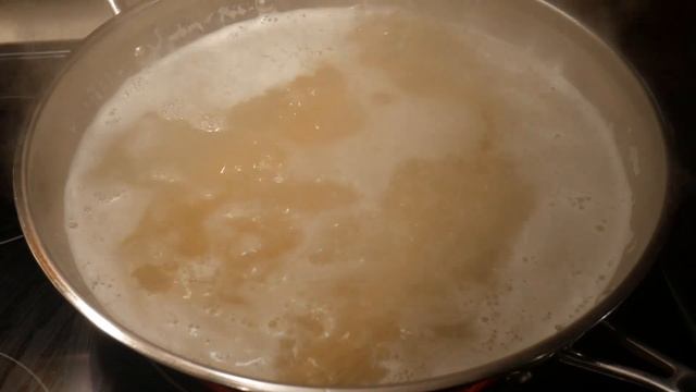 The best way to BOIL NOODLES is in a Wok! Any kinds of noodles. смотреть онлайн