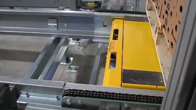 Перемещение паллеты с продукцией на автоматической тележке (шатле) смотреть онлайн