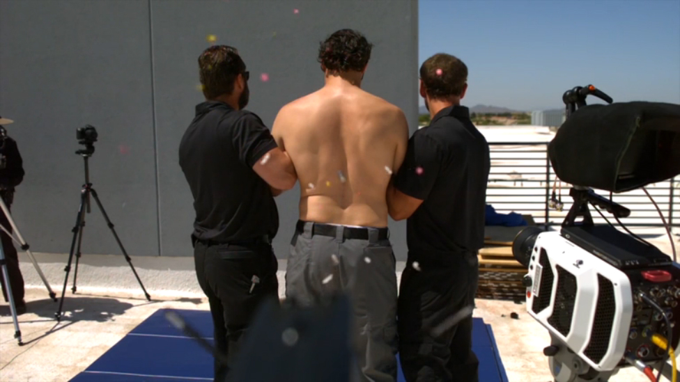 Воздействие тайзера на голую кожу в Slow Mo смотреть онлайн