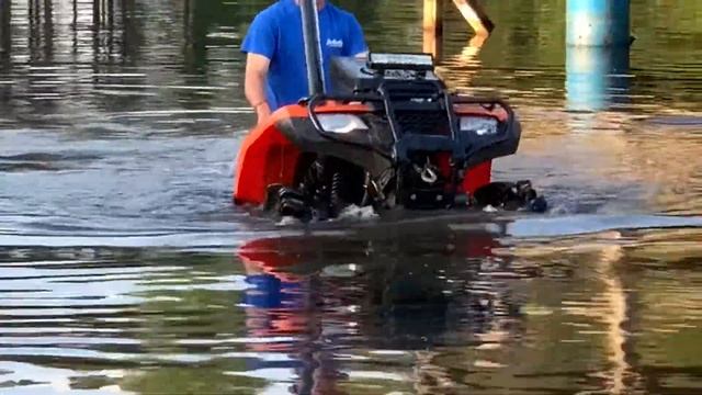 Honda Foreman 500 goes deep in pond смотреть онлайн