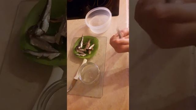 Лайфхак как очистить руки от рыбы!!!!!!! смотреть онлайн