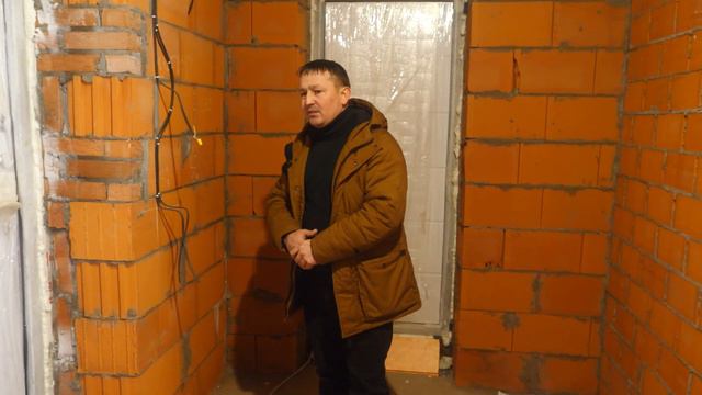 Обзор дома с КОМБИНИРОВАННЫМ ФАСАДОМ 250 м2 .Про электрику,штукатурку и отопление. смотреть онлайн