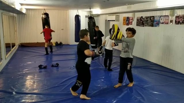 Младшая группа работает на мешках и падах ???