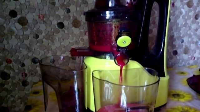 Отжим свеклы соковыжималкой OURSSON JM 7002 смотреть онлайн