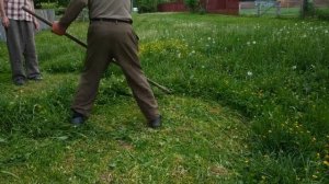 Мастер класс по кошению травы ручной косой. Показывает местный житель Владимир Никитич.