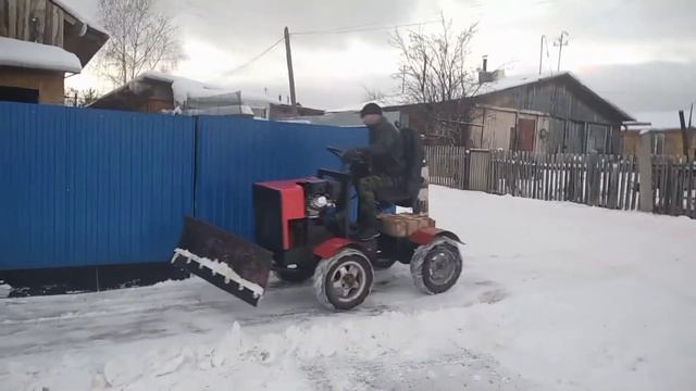 Уборка снега. Самодельный Минитрактор переломка 4х4. смотреть онлайн