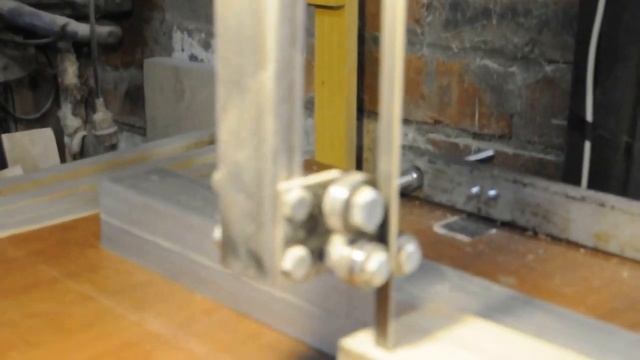 Настройка параллельного упора на самодельной ленточной пиле. Краткий обзор мастерской . смотреть онлайн