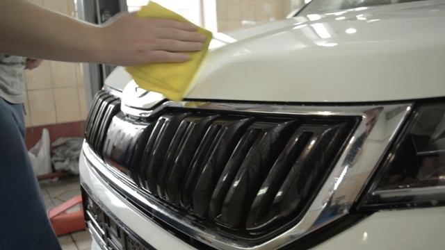 Skoda Kodiaq. Крыша в чёрный глянец. Защита кромки капота и стоек лобового стекла. смотреть онлайн