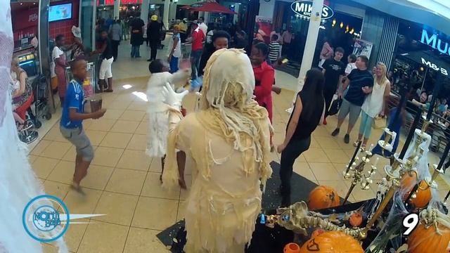 Northgate Shopping Center - Trick and Treat Prank (SO FUNNY!!) смотреть онлайн