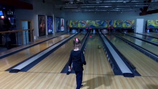 ШОК!!! ПЕРВЫЙ раз в БОУЛИНГ и как играет!! Космополит! / Bowling. First time! смотреть онлайн