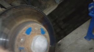 Замена передних тормозных колодок Opel Astra H.