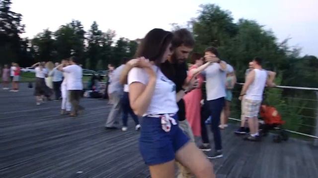 Бачата с Михаилом Болотовым на Крестовском острове смотреть онлайн