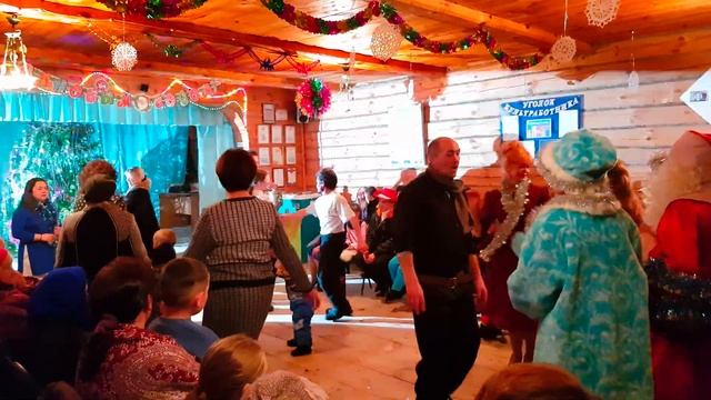 Дедушка Мороз танцует по марийски.