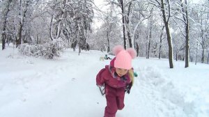 Влог Милана в заснеженном  Парке катается с горки с собачкой лабрадор