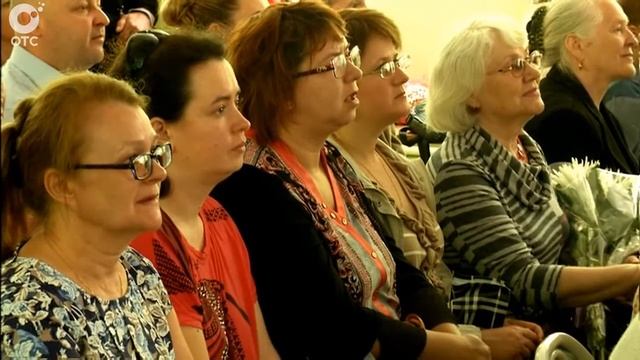 Последний раз в последний класс. 700 тысяч учеников заканчивают школу в этом году в России смотреть онлайн