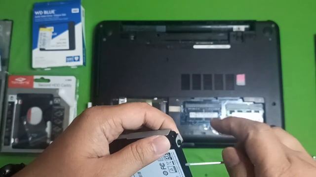 Dell Inspiron 15 3537, 3521, 3421, 5537 - Upgrading RAM to 8 GB and Replacing HDD with SSD - Part I смотреть онлайн