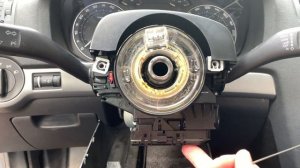 Как снять подрулевой шлейф (рулевую ленту) Scoda Oktavia A5