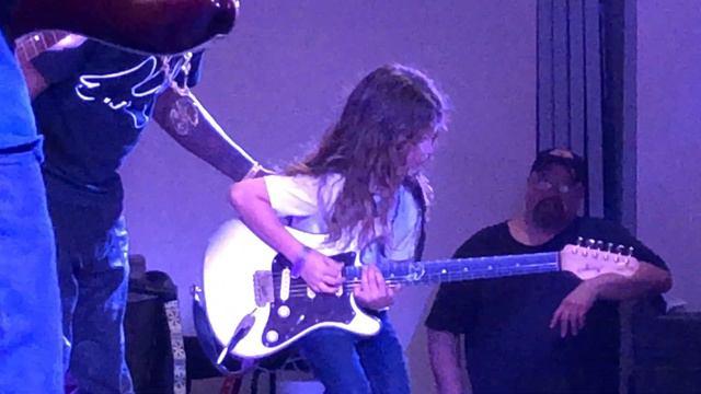 Eric Gales brings 17 and 10 yr old guitarists on stage! FULL CLIP смотреть онлайн