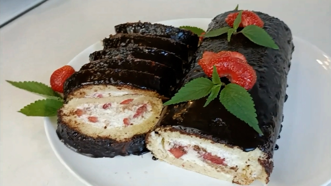 Бисквитный рулет с клубникой и сливками на день святого Валентина.Вкусно,эффектно и просто! смотреть онлайн