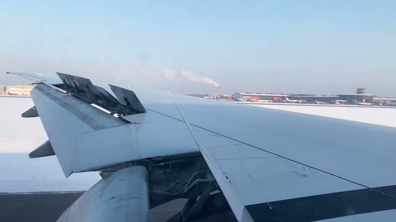 Отличный вид на механизацию крыла Boeing 777 при посадке самолёта. Аэрофлот, Шереметьево, 02.2023 смотреть онлайн