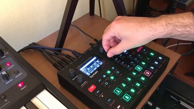 Roland SH-4d vs Elektron SYNTAKT | Same tune with each of them смотреть онлайн