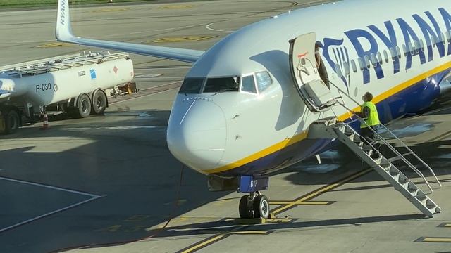 4K AIRPLANE SPOTTING IN CHARLEROI BRUSSELS SOUTH AIRPORT смотреть онлайн