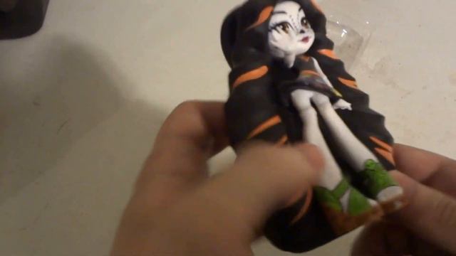 UNBOXiNG REViEW OF MONSTER HiGH SKELiTA CALAVERAS ViNYL FiGURE смотреть онлайн