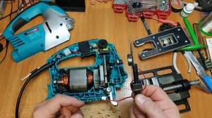 Как можно устранить одну из причин почему электрический  лобзик пилит криво.