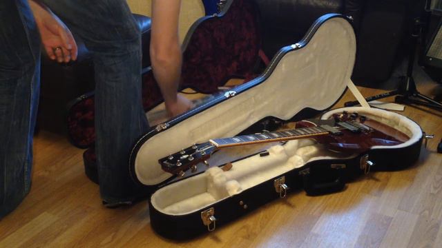 Does a Gibson Les Paul fit into a Gibson SG case? смотреть онлайн