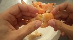 Как почистить вареные королевские креветки из магазина. Как почистить креветки.