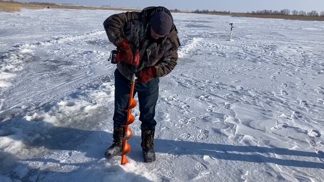 бюджетный ШУРУПОВЁРТ для зимней рыбалки?! Бурим много лунок! смотреть онлайн