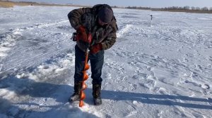 бюджетный ШУРУПОВЁРТ для зимней рыбалки?! Бурим много лунок!