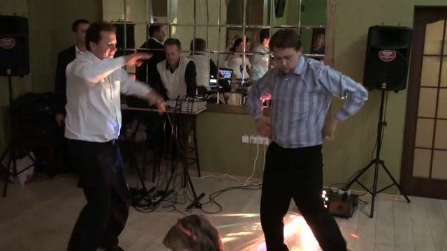 танцевальная дуэль:) смотреть онлайн