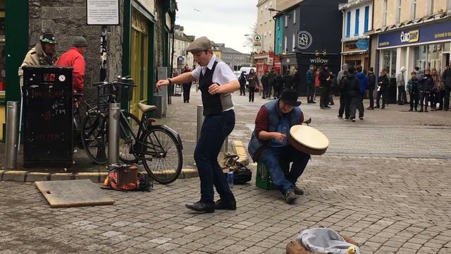 Ирландский танец на улице Голуэй. Performance Irish dance at the street, Galway смотреть онлайн