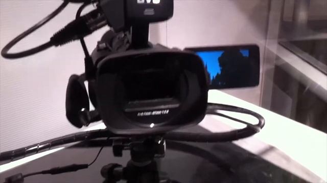 CES 2012 JVC GY-HMQ10 4K Camcorder смотреть онлайн