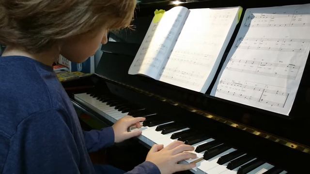 Simon practicing Blue Room by Rodgers and Hart смотреть онлайн