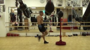 Отработка ударов по груше на пружине