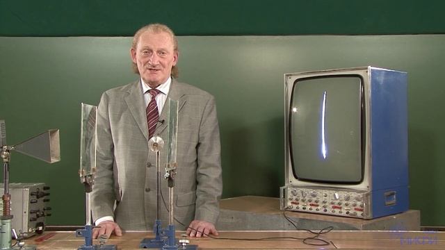 30. Волны и оптика. Трехсантиметровые волны: стоячие волны в резонаторе.mp4