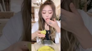 МУКБАНГ АСМР | Как китайцы едят замороженный лед! АСМР мукбанг  Невероятная ЕДА в YouTube