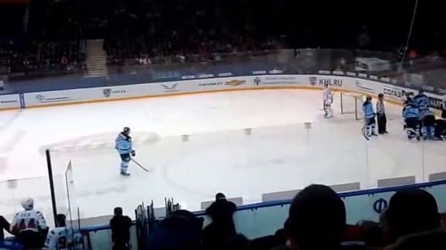 Шайба попала в лицо хоккеисту