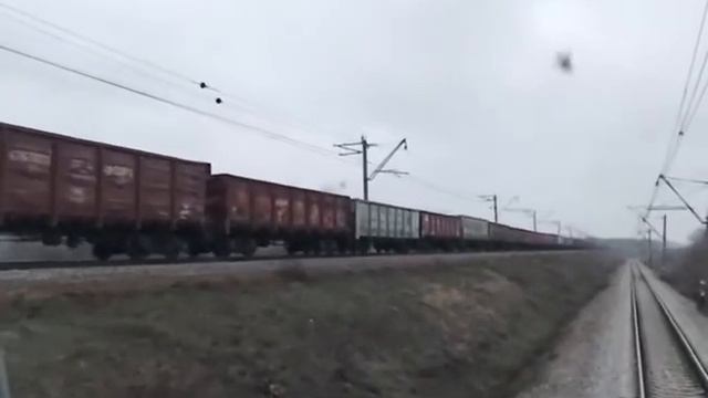 Электровоз 2ЭЛ4-004 с грузовым поездом смотреть онлайн