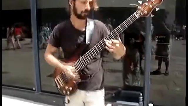 Уличное соло на бас-гитаре смотреть онлайн