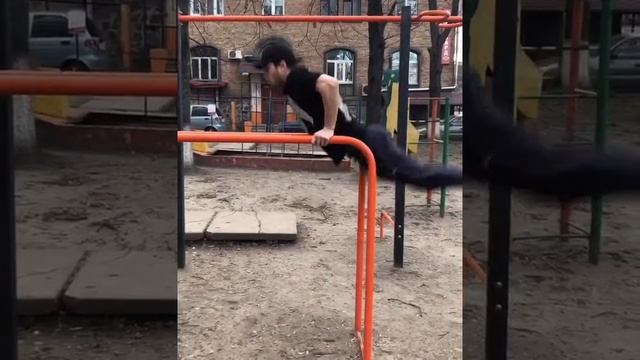 Отжимания на брусьях с раскачкой. Упражнение для трицепса и грудных мышц смотреть онлайн