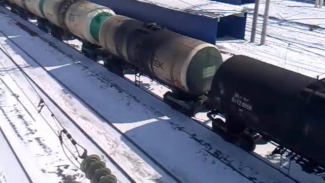 24.03.2012. 'ВЛ80С-2051/2228' с 'наливом' останавливается на ж.-д. ст. 'Саратов-1-Пассажирский'.