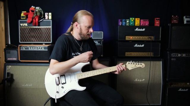 Squier Affinity Stratocaster vs Yamaha Pacifica 112 (Battle of the Strats) смотреть онлайн