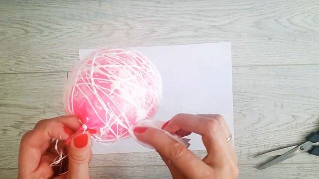 Шар из ниток и клея ПВА. Новогодняя игрушка. смотреть онлайн