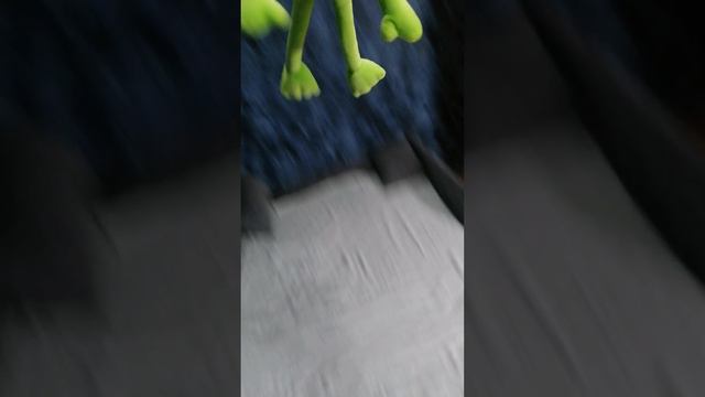 Лягушонок улетел... #shorts смотреть онлайн