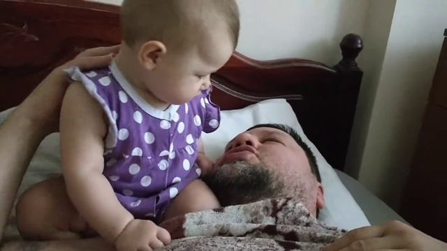 Ребёнок вместо будильника! Каждое утро после пробуждения Мелания будит папу Не спать папа! смотреть онлайн